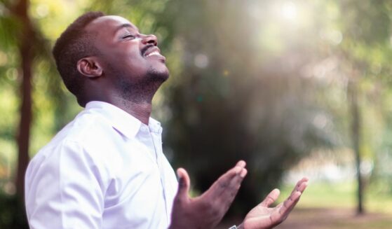 Man thanking God in nature | Thriving for Christ