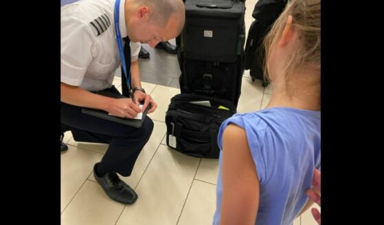 Flight captain writes note to Tooth Fairy for little girl that lost her tooth on the plane.