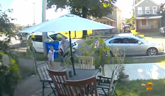 Man tries to pull Ken’Adi Nash, a 6-year-old Ohio girl, away from her house.