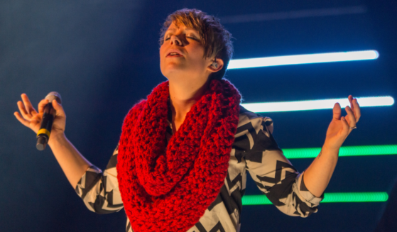 10 Christian Worship Songs Everyone Should Hear: Photo of a Christian Worship Singer During Service (northwoodsphotos from Getty Images/ Canva)